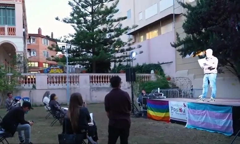 L'activitat principal de Sant Boi en positiu TransVIH és la sensibilització i naturalització de les realitats de les persones del col·lectiu LGTBI a través de formacions i xerrades.