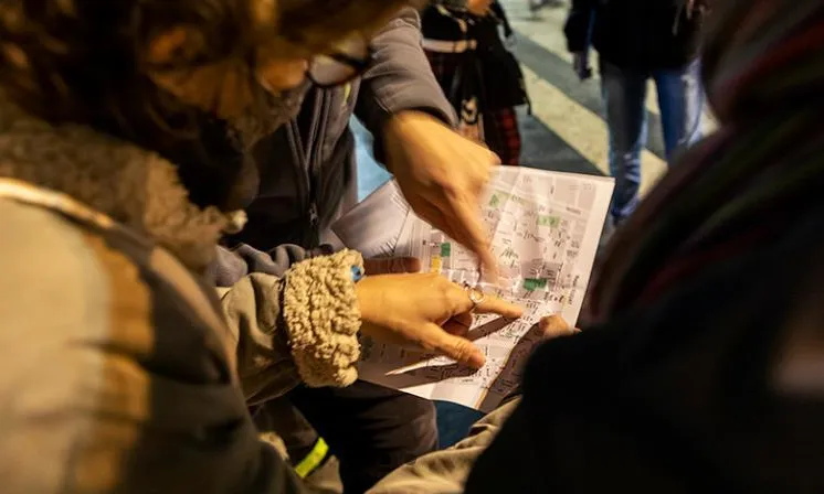 Un grup de persones voluntàries en un recompte de persones sense llar a Barcelona.