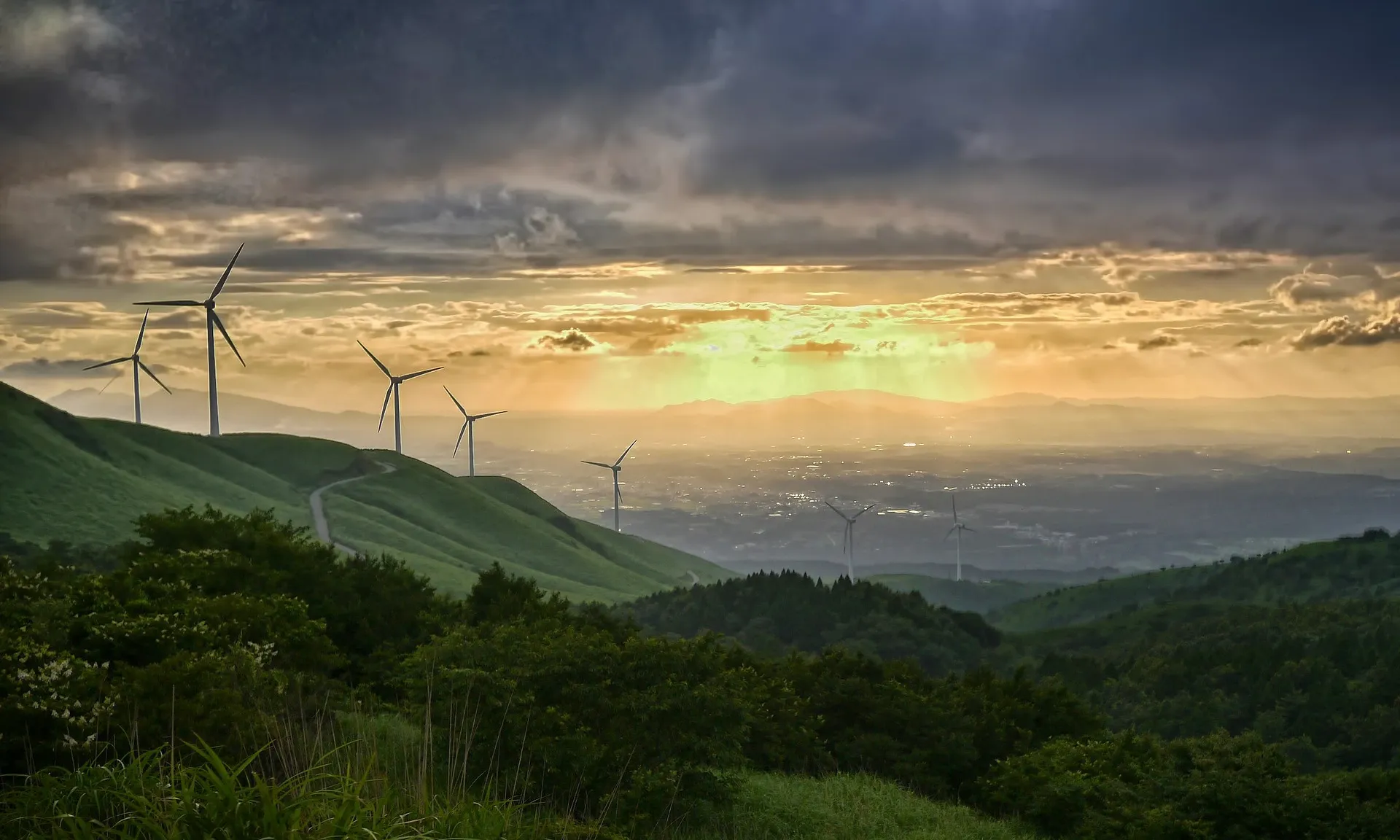 L'autoconsum, la implantació d'aerogeneradors en espais urbanitzats i una planificació, algunes de les mesures que les entitats contemplen per a un bon desplegament de les energies renovables.