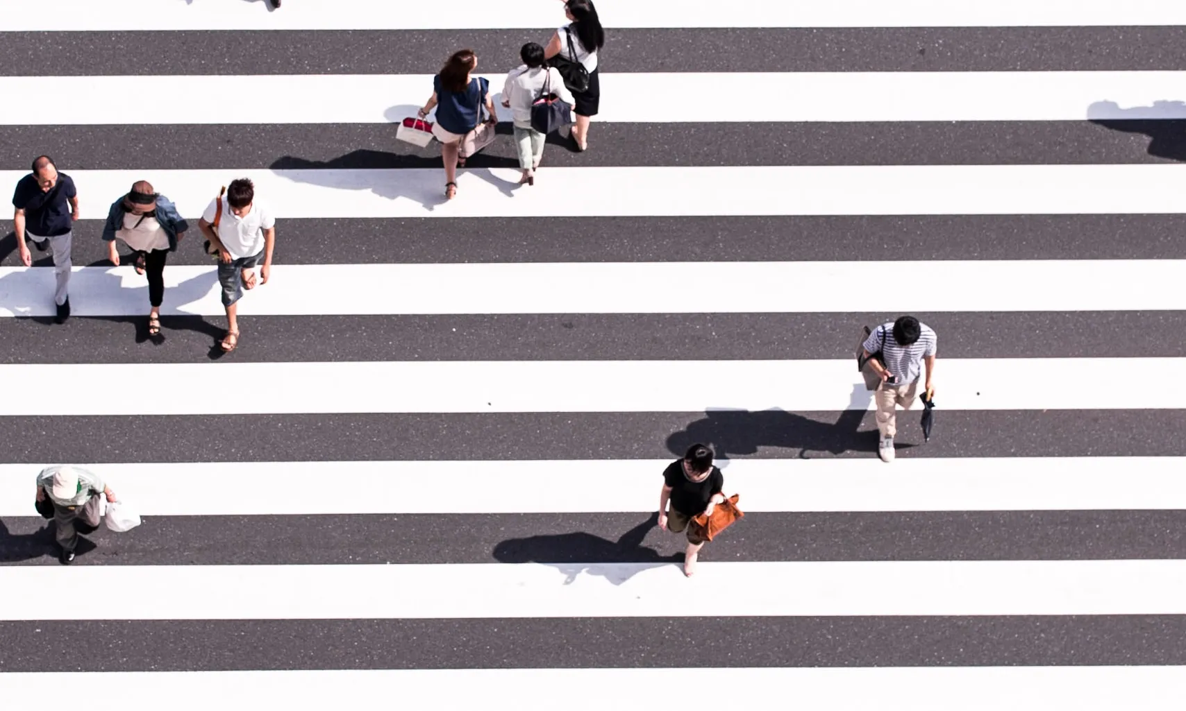 Pas de vianants amb persones creuant