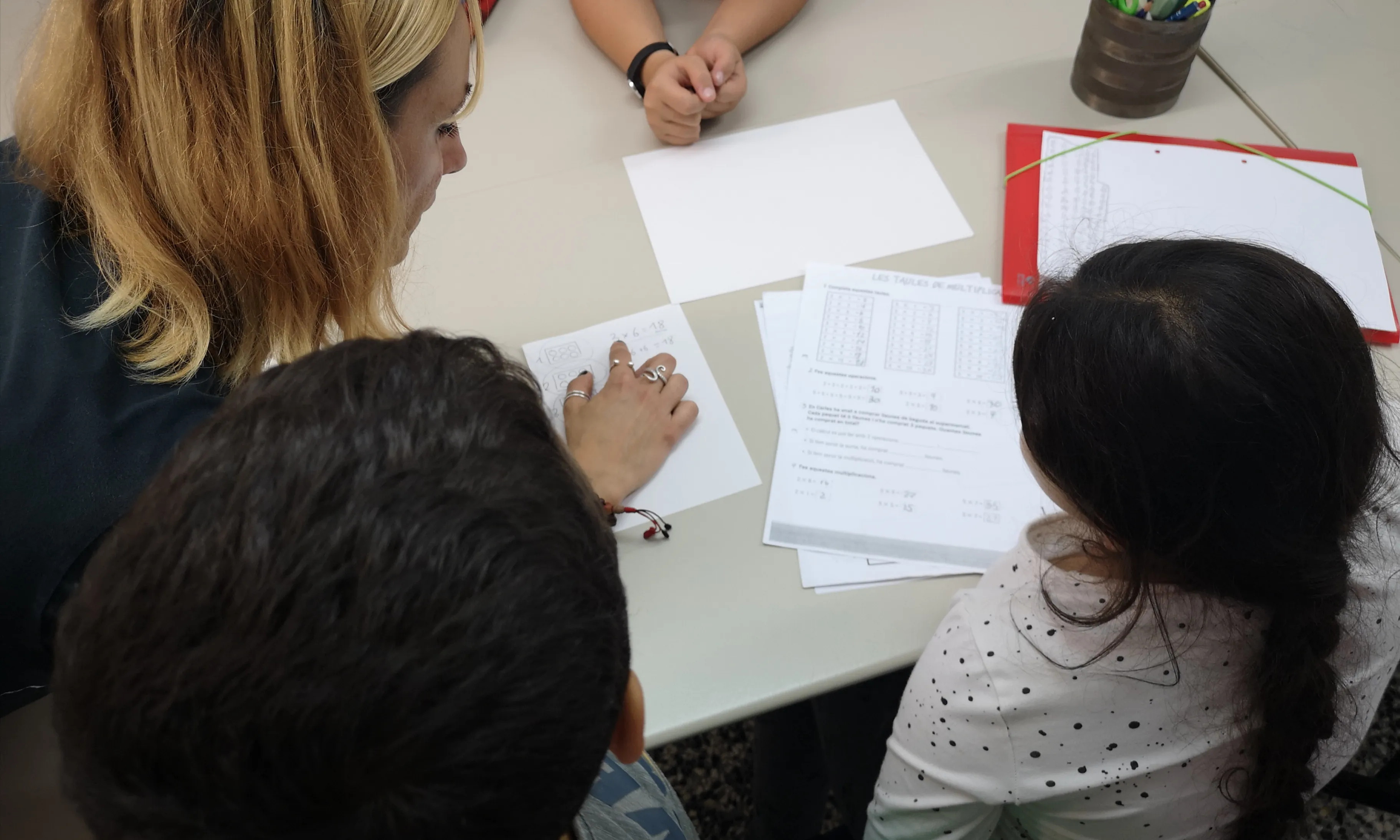 El reforç educatiu fora de l'horari lectiu es fa en coordinació amb les escoles.
