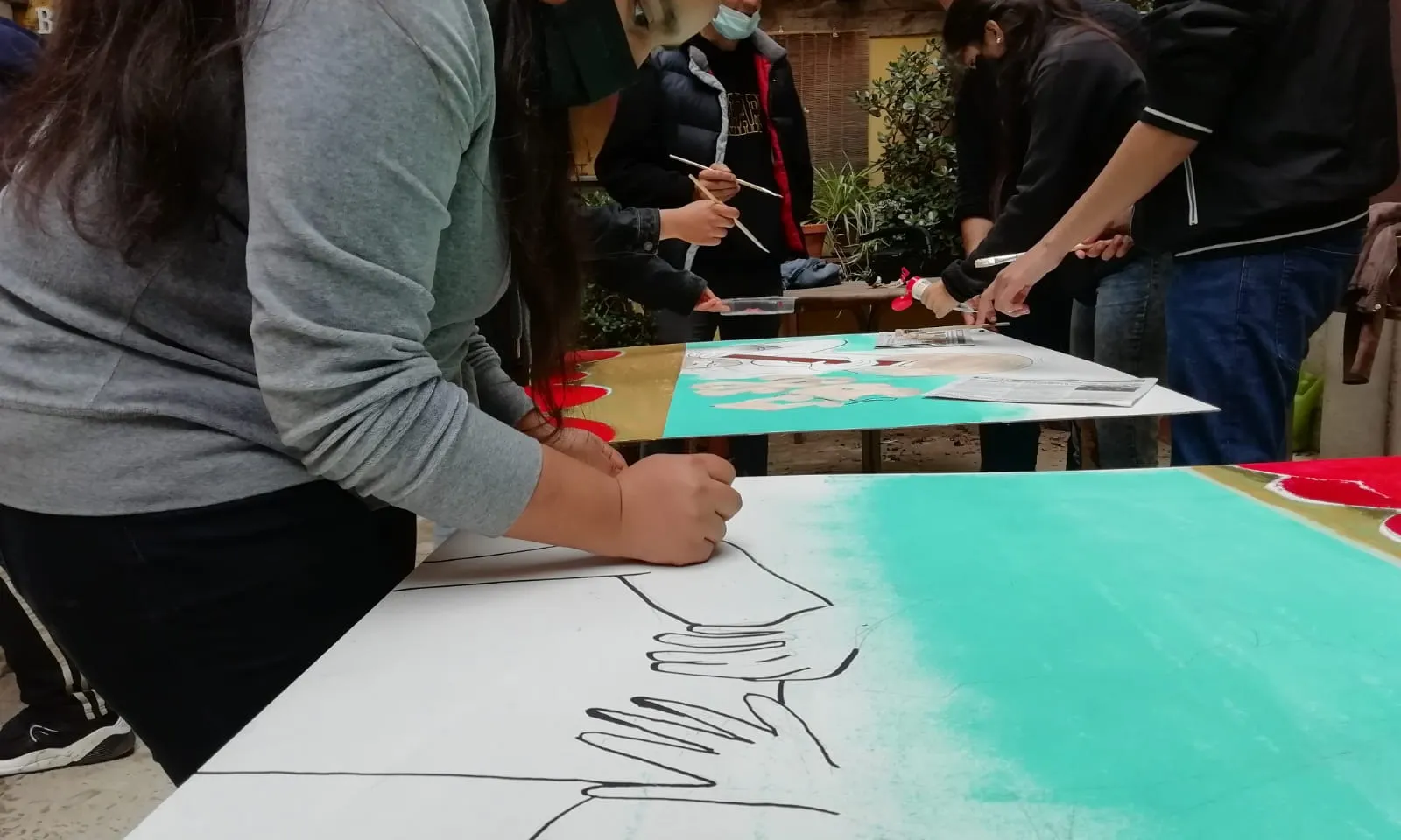 Un grup de joves treballant en les barraques del projecte de l'Arnau Itinerant a Colectic