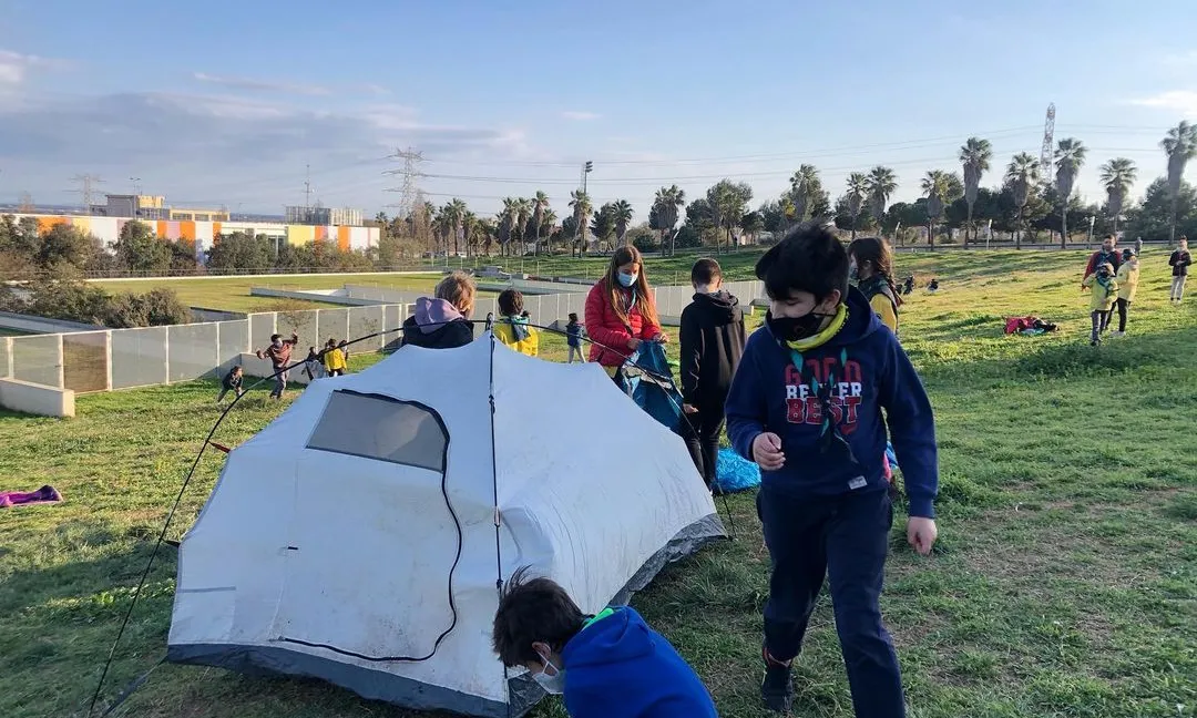 Dormir fora de casa i en tenda és tota una aventura per als més menuts.