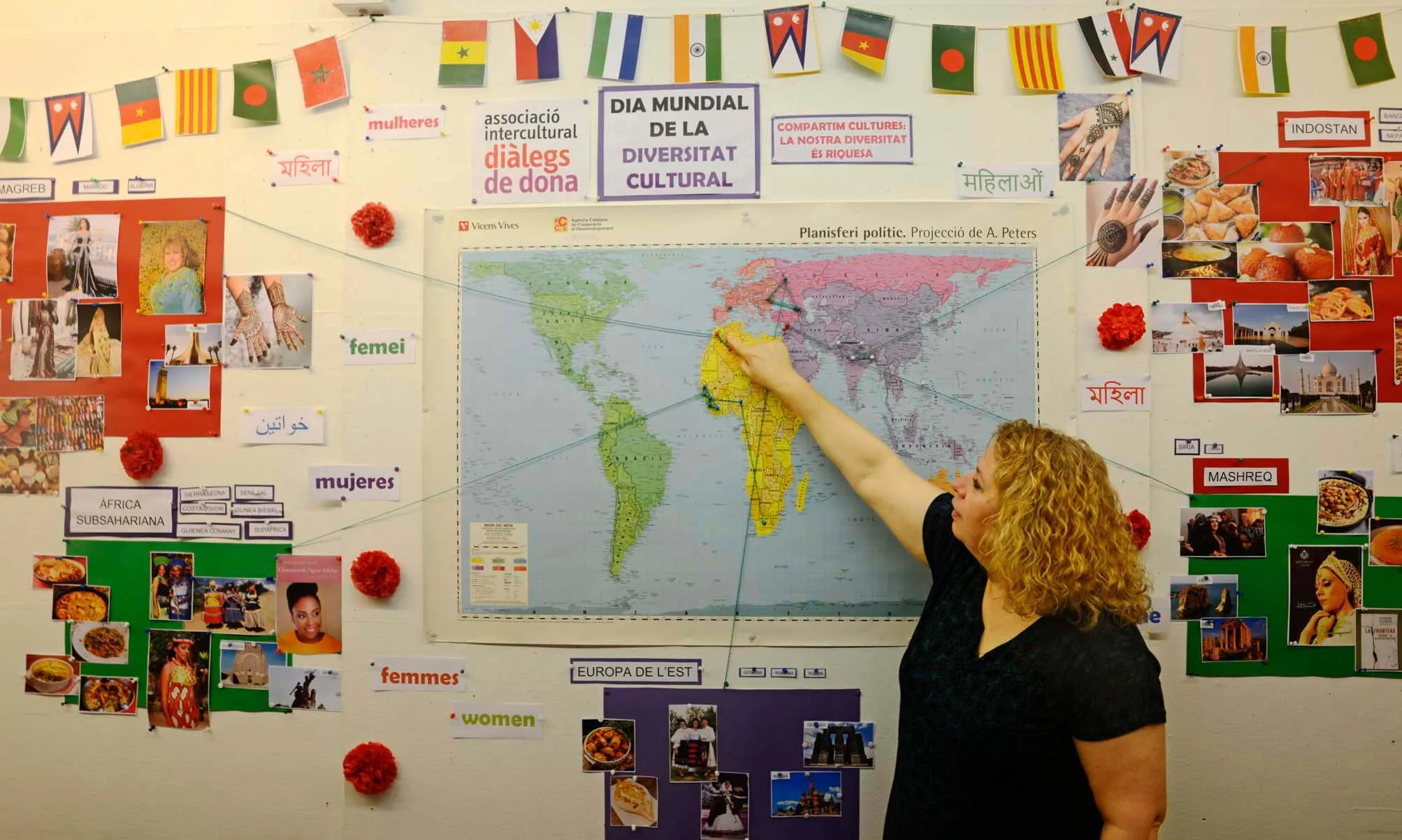 Fàtima Ahmed, assenyalant sobre el mapa la seva Ceuta natal