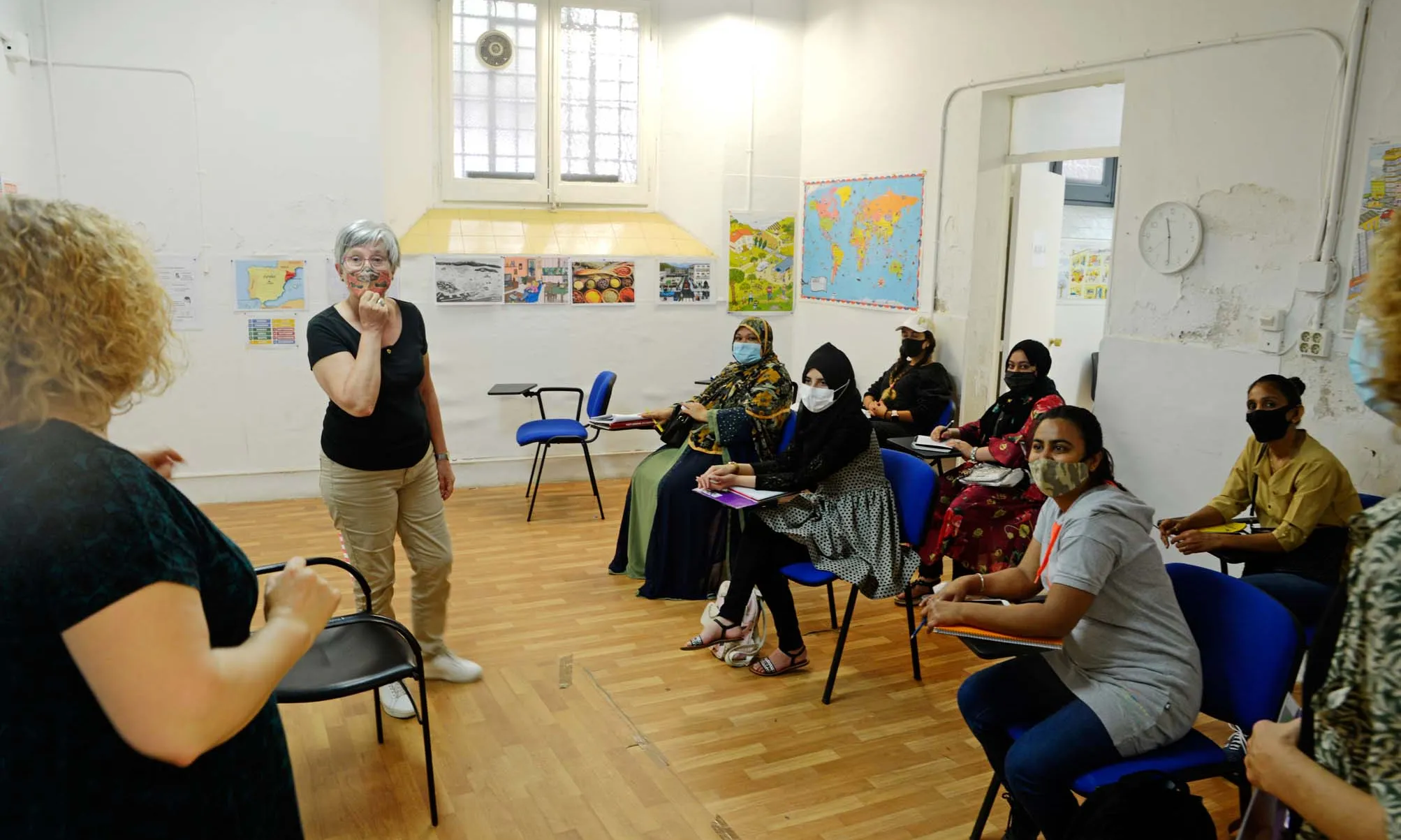Bona part de l'aprenentatge se centra en l'idioma i en qüestions qüotidianes del dia a dia.