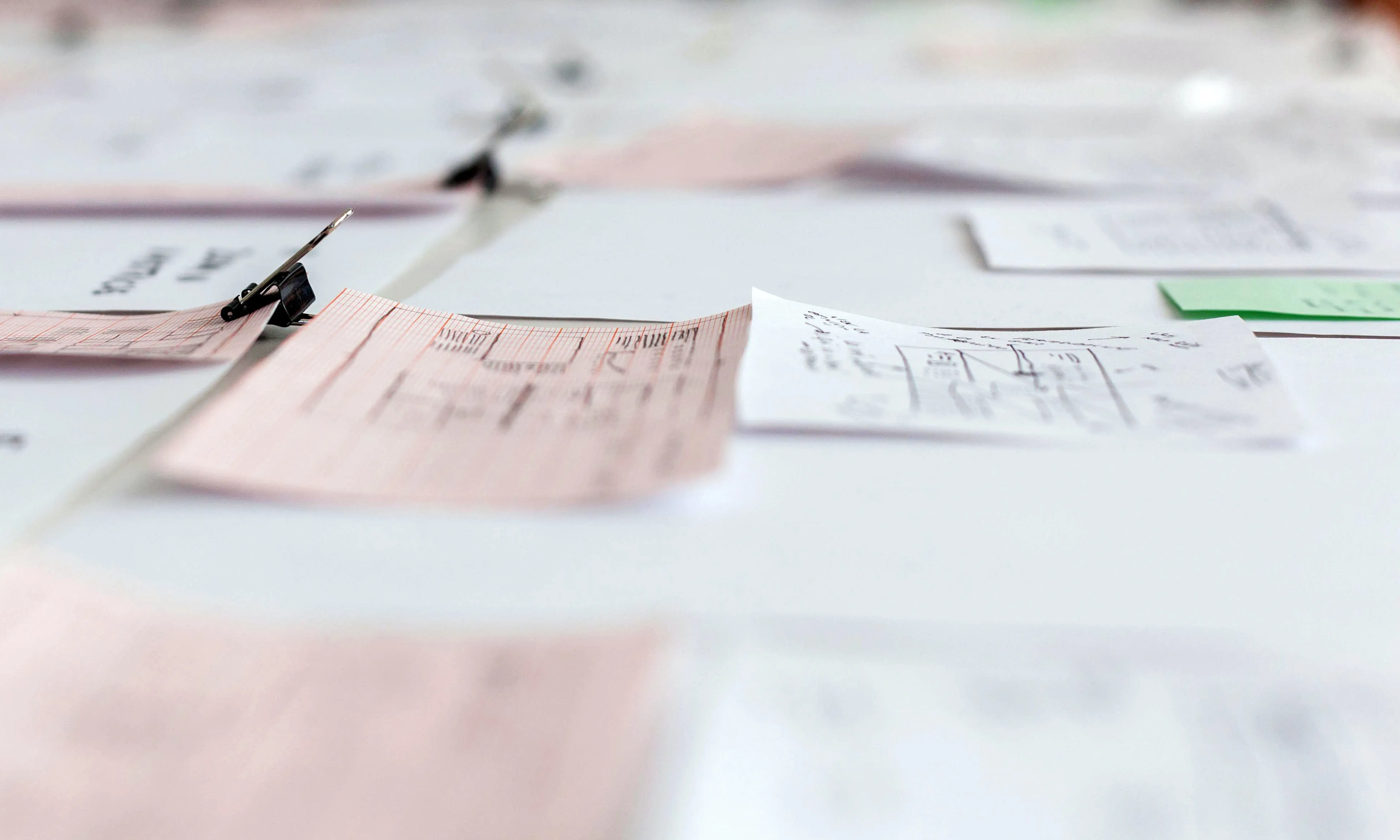 Papers estesos a sobre d'una taula