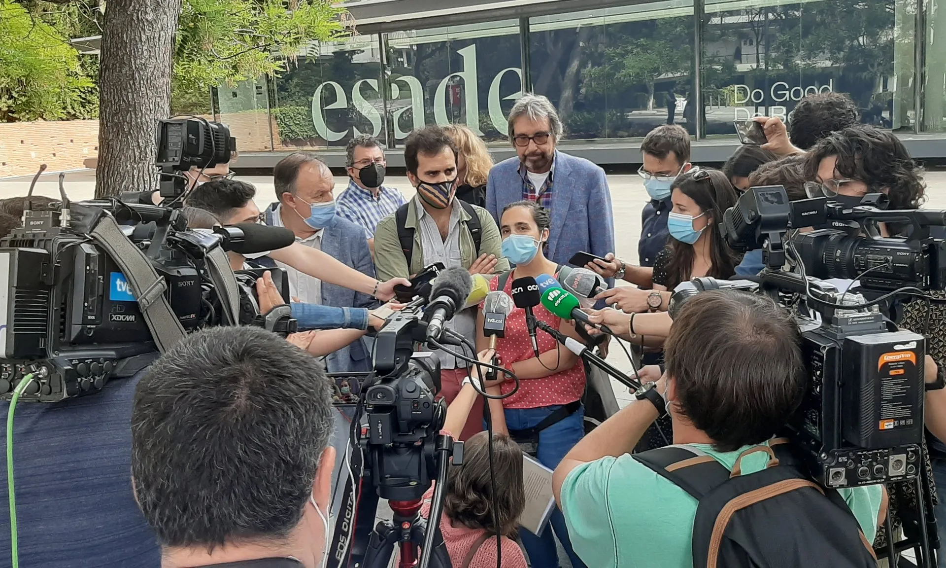 Roda de premsa d'entitats ecologistes i organitzacions socials contra l'ampliació del port i l'aeroport de Barcelona