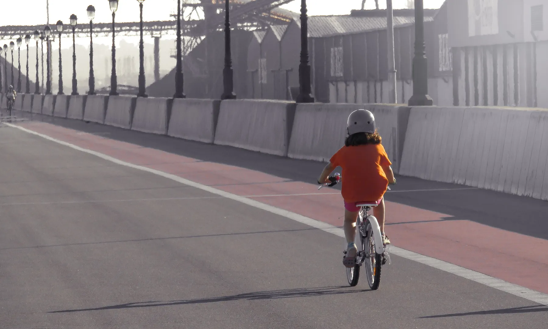 Una nena pedalant.