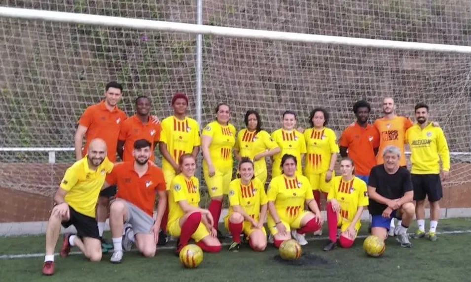 Foto de família del projecte de futbol femení de l'Associació Esportiva Ramassà.
