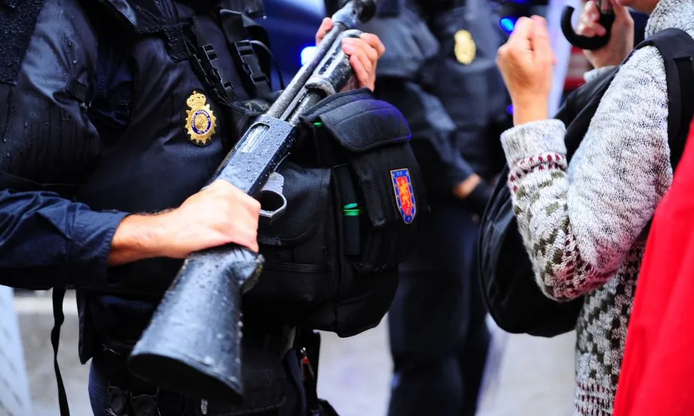L'informe 'Stop bales de goma' vol que aquesta arma es prohibeixi a Espanya.