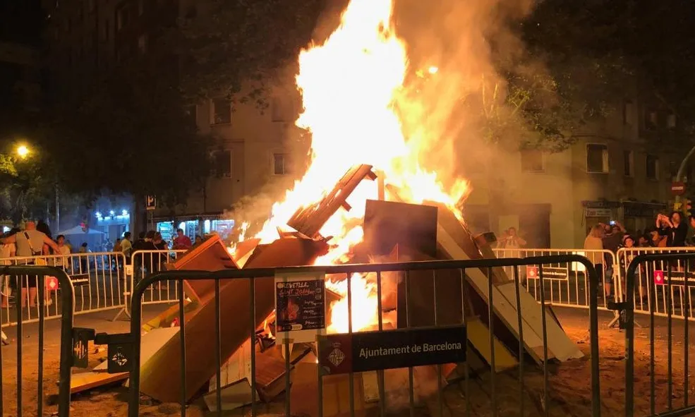 Imatge de la foguera que es fa al barri de La Verneda, a Sant Martí.