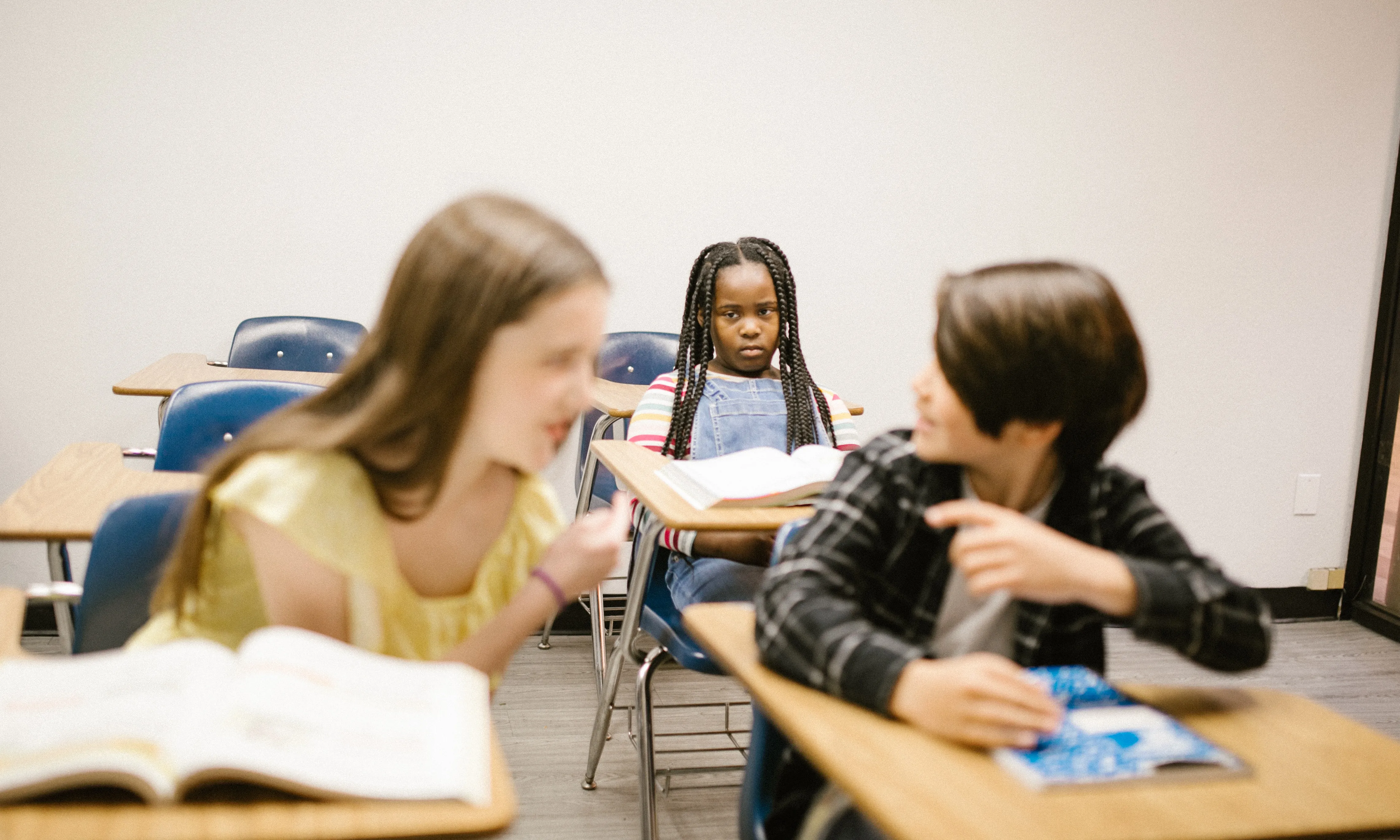 Tres alumnes en una classe. Foto de RODNAE Productions de Pexels