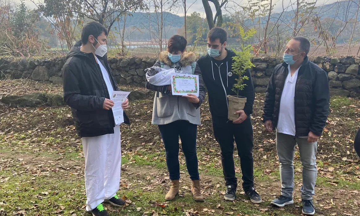 Els nadons nascuts a l'Hospital d'Olot reben un plançó.