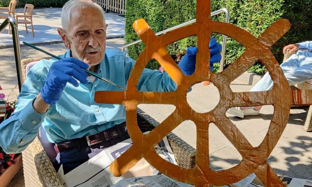 Un veï ajudant amb els decorats de les festes majors de Vilassar de Mar..