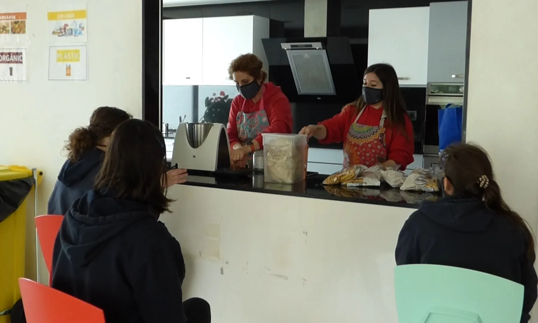 Les persones usuàries del Centre Ocupacional participen en classes de cuina.