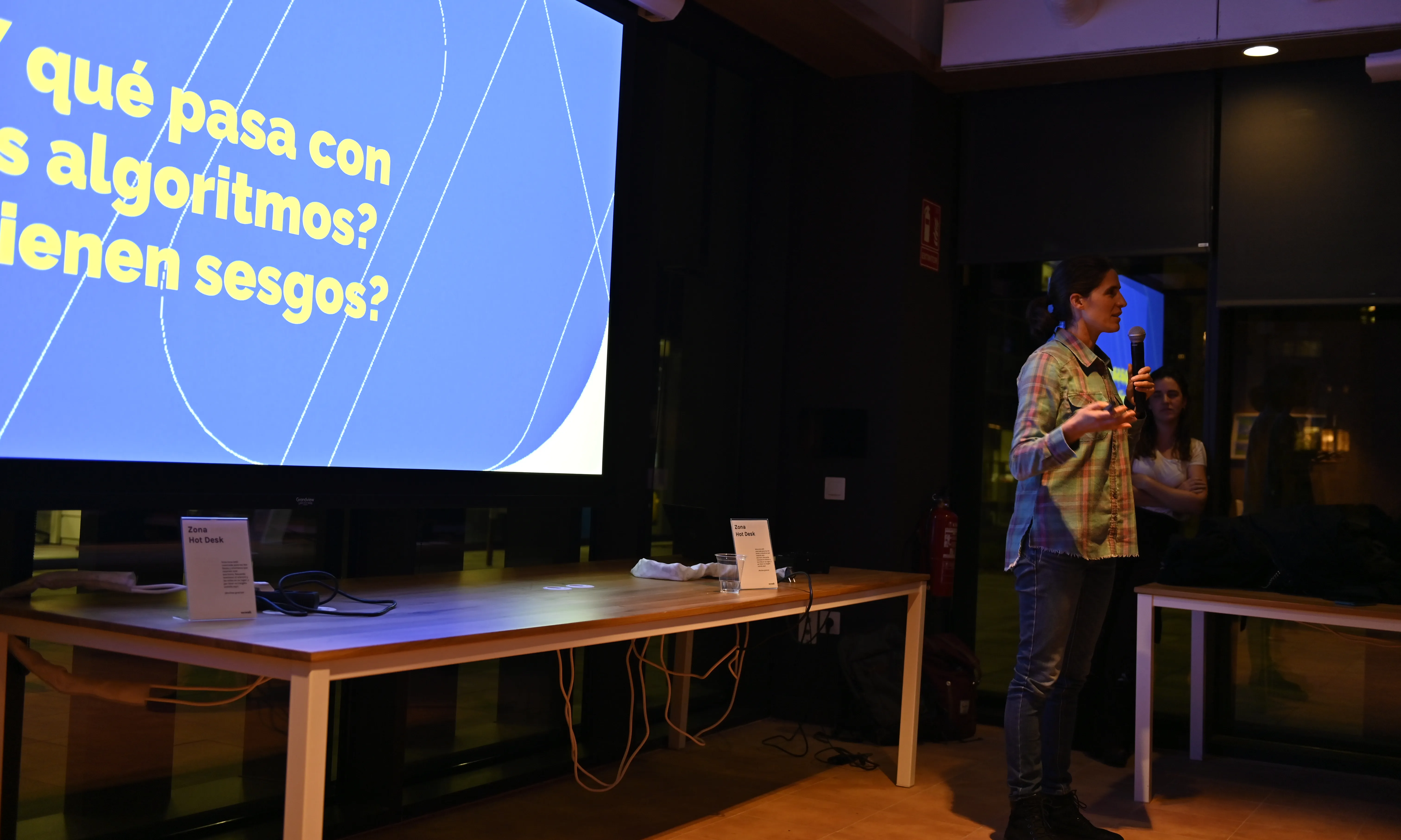Esdeveniment organitzat per DataForGoodBCN pel dia de la Dona 2020. A la foto, Caroline Ragot, fundadora de Women In Mobile i 2015 Dona TIC.
