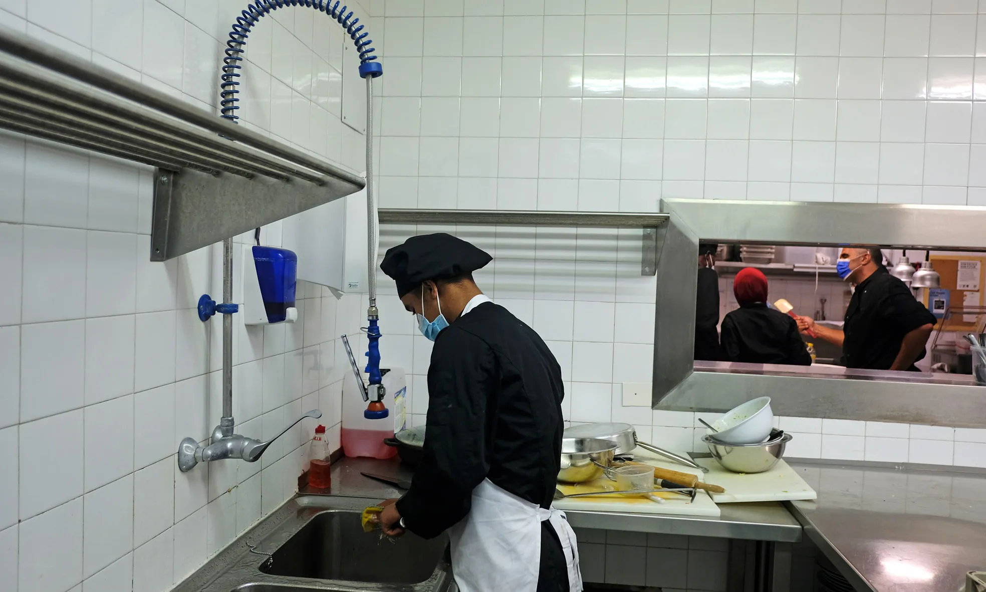 El curs, d'un any de durada, els capaciten per ser ajudant de cuina o ajudant de cambrer.