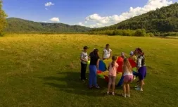 Amb el títol de monitor o monitora lleure es pot treballar en esplai, colònies, campaments, casals d’estiu, activitats extraescolars o menjadors escolars.