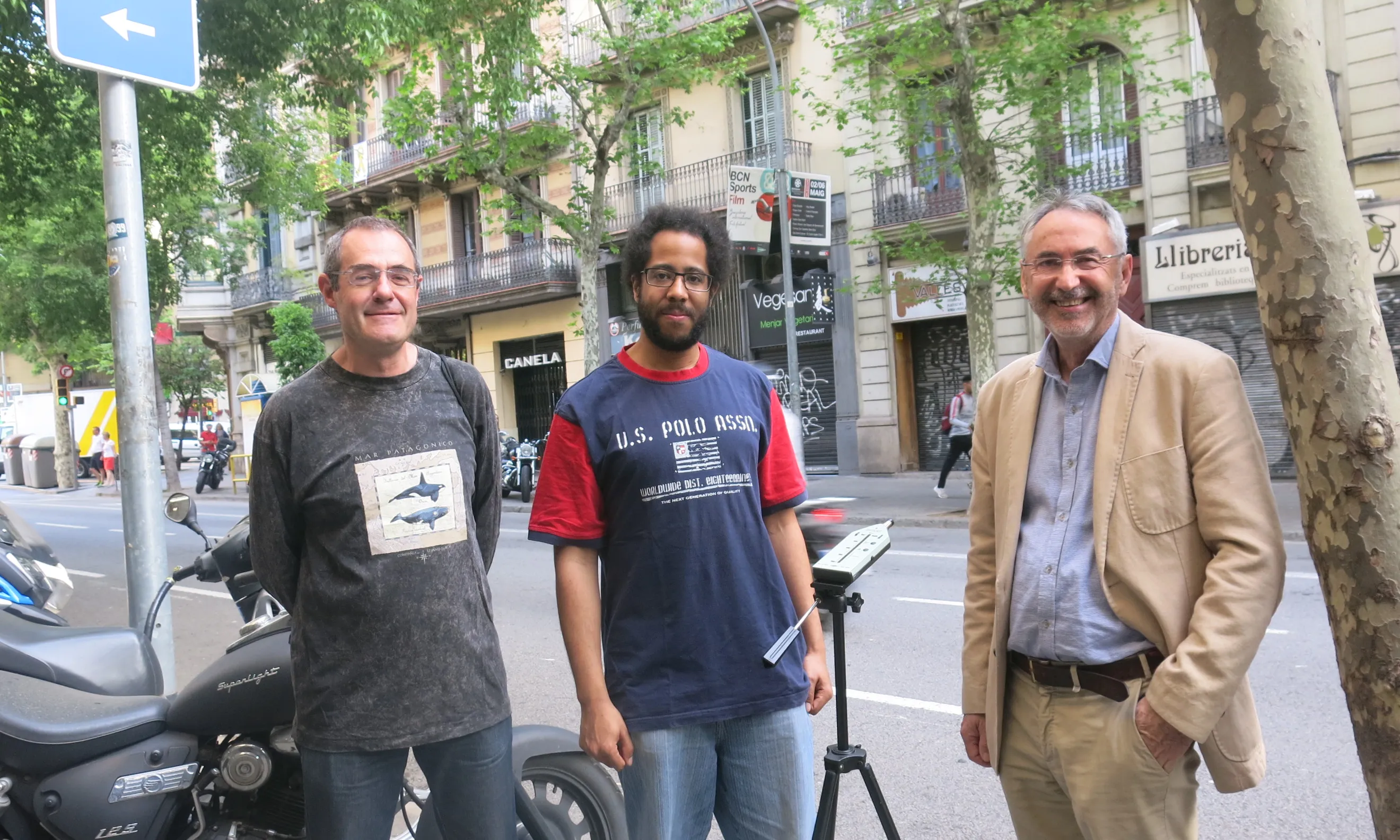 Carlos Orti, juntament amb Emeka Okpala (secretari Barcelona Camina) i Joan Estevadeordal (president de Catalunya Camina) durant una acció de captura de dades de contaminació acústica a l'Eixample.
