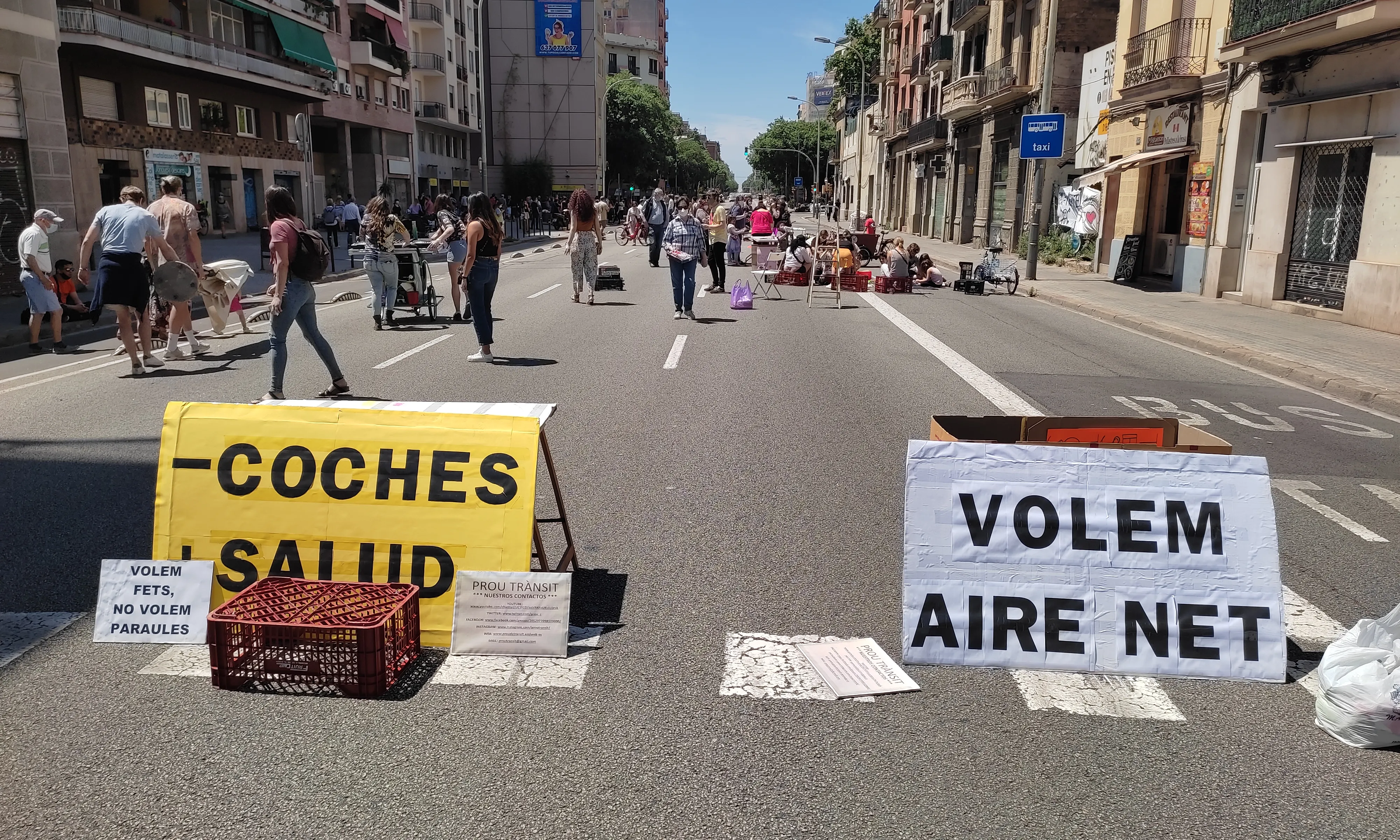 Imatge del carrer Aragó de Barcelona durant la Revolta Veïnal, acció que qüestiona les anomenades autopistes urbanes per l’elevat volum de trànsit motoritzat que suporta i les externalitats associades.