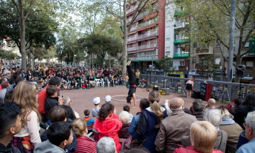 Una imatge del 'Festival de Sopes del Món Mundial' amb actuacions de circ.