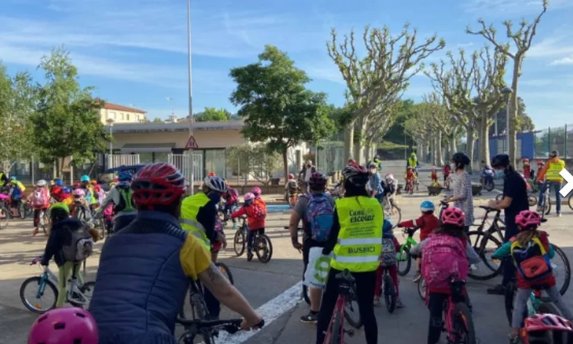 El bicibús no és altra cosa que un grup d’infants movent-se en bicicleta per anar a l’escola, acompanyats de familiars i persones voluntàries, i amb un recorregut i uns horaris de pas definits. 
