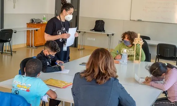 Una de les sessions de suport escolar del voluntariat de Càritas a Girona.