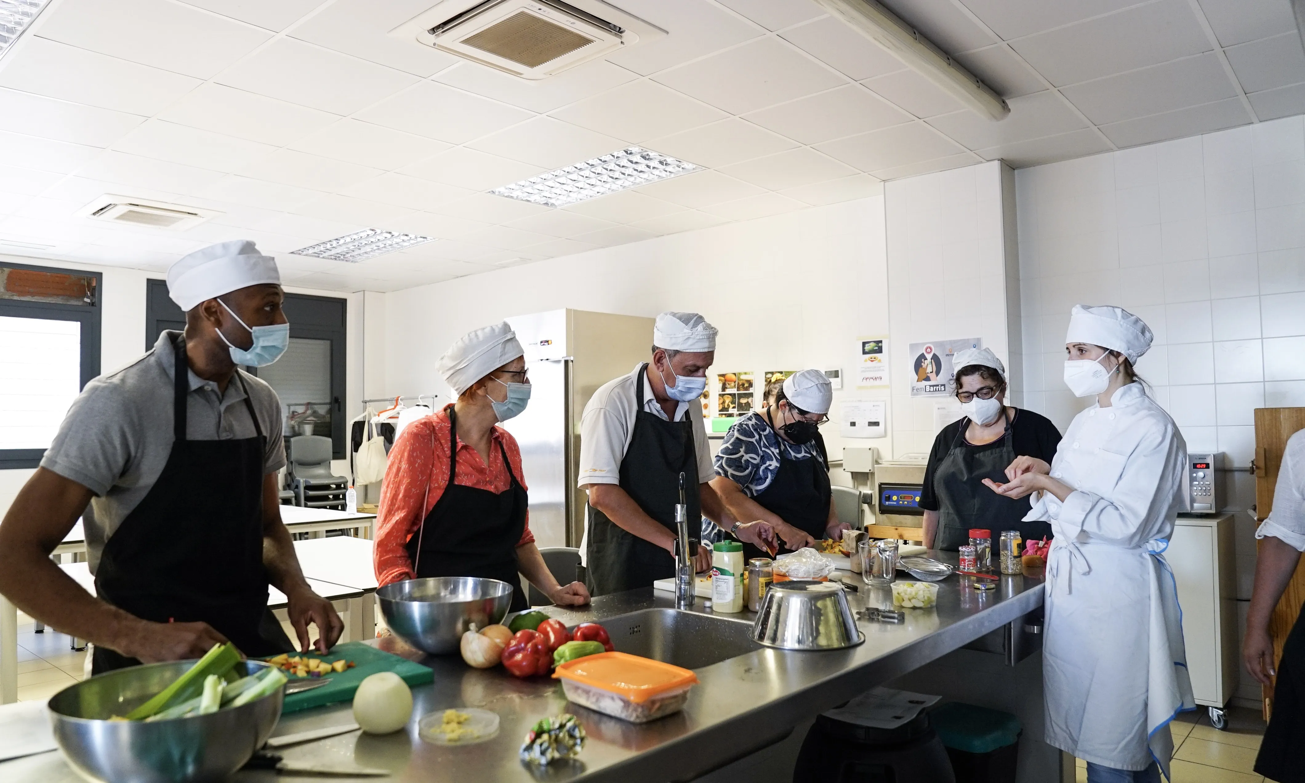 El projecte planteja que hi hagi diverses cuines que es posen a disposició de les persones en situació de vulnerabilitat.