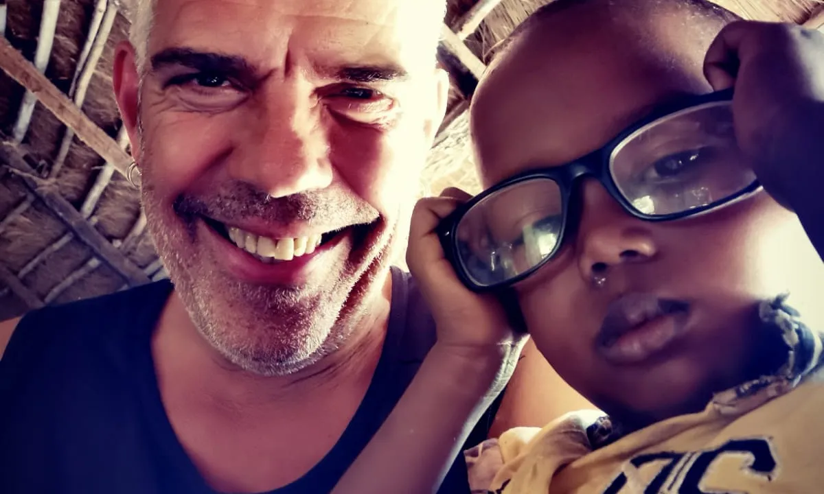 El Denis va fundar l'entitat després de tornar del seu primer viatge al Senegal.
