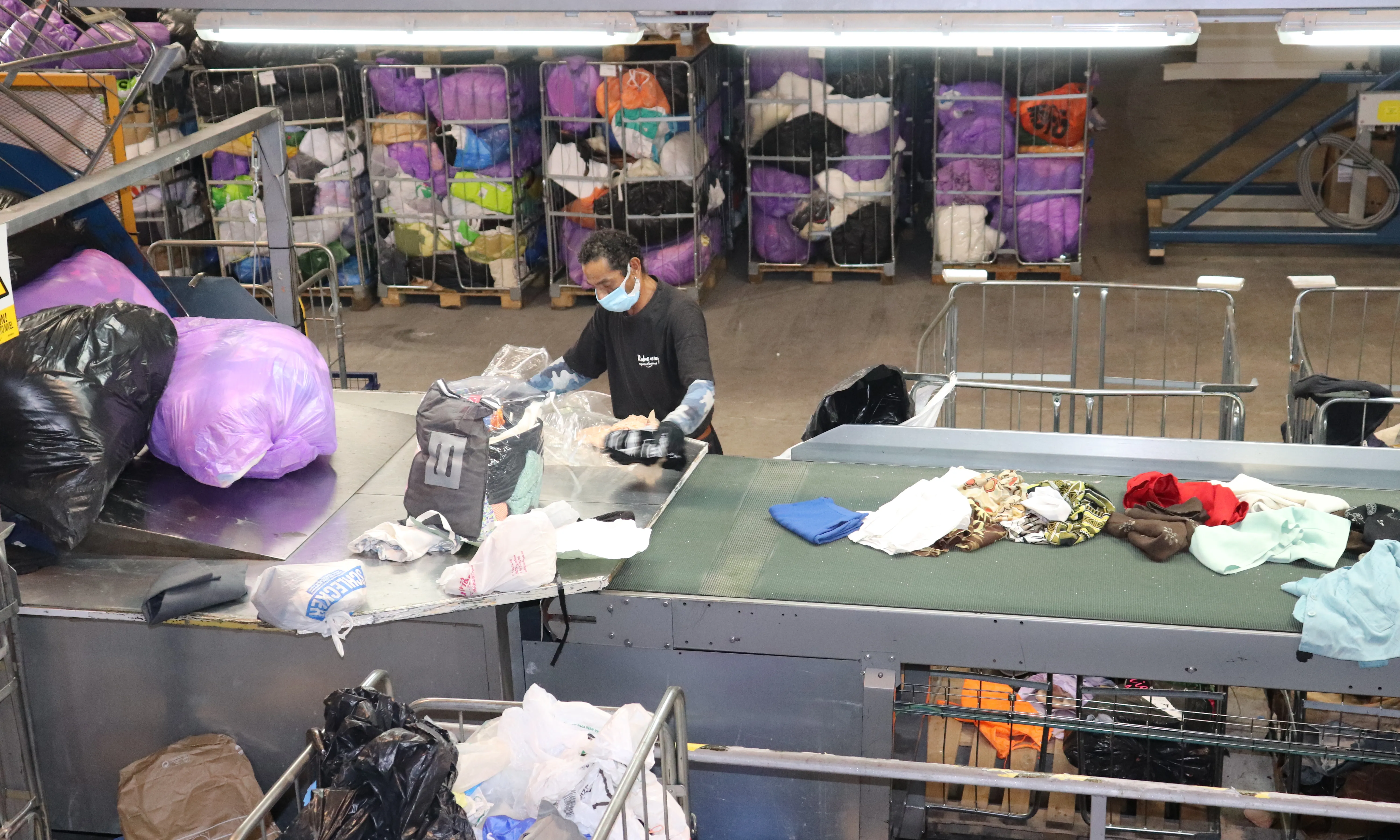 Escoles i empreses també han fet les seves aportacions de roba a través de campanyes solidàries.