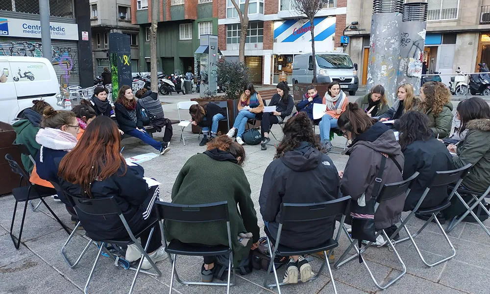 Un taller amb joves sobre el cicle menstrual.