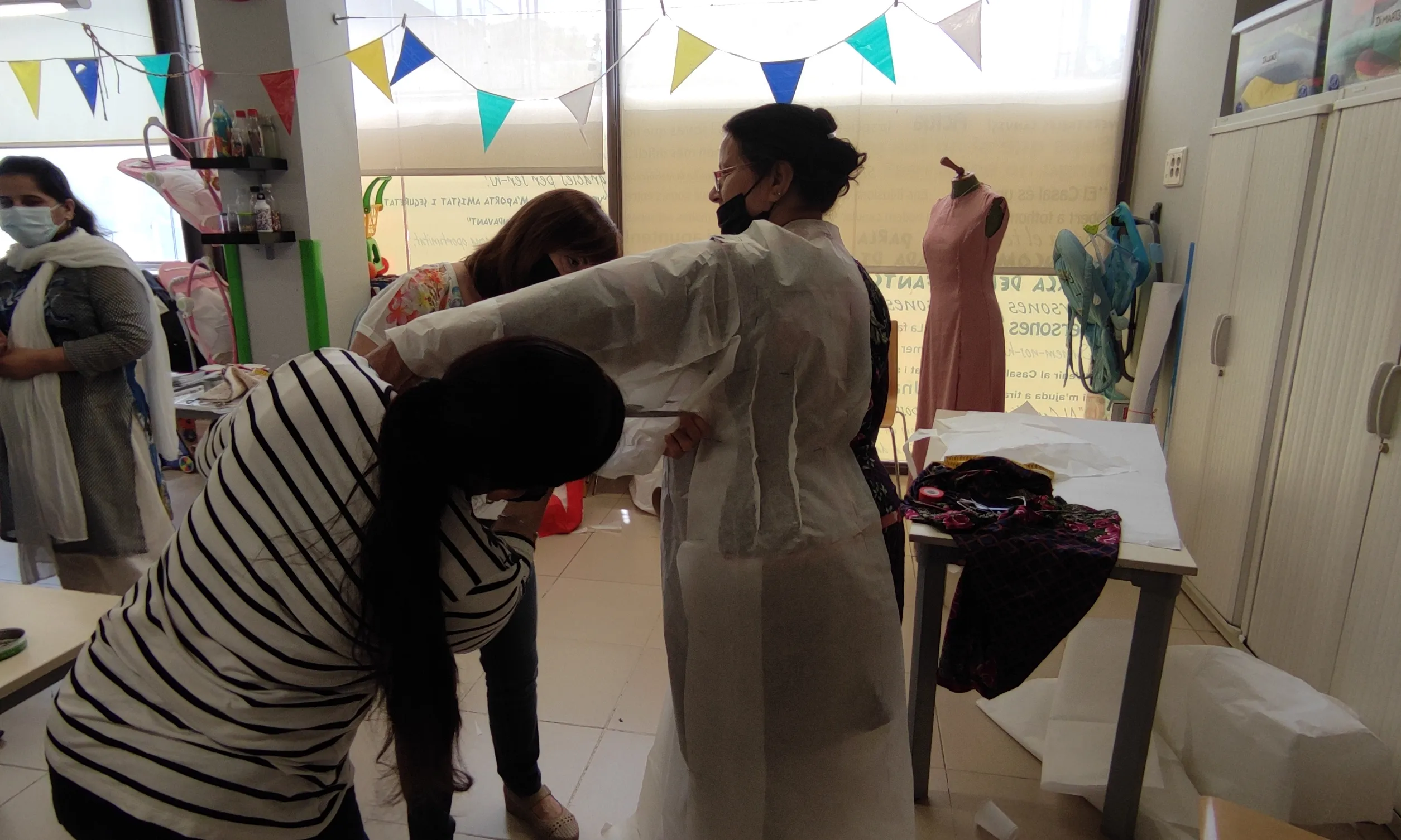 Durant les hores del taller comparteixen les seves il·lusions i qüestions del dia a dia.