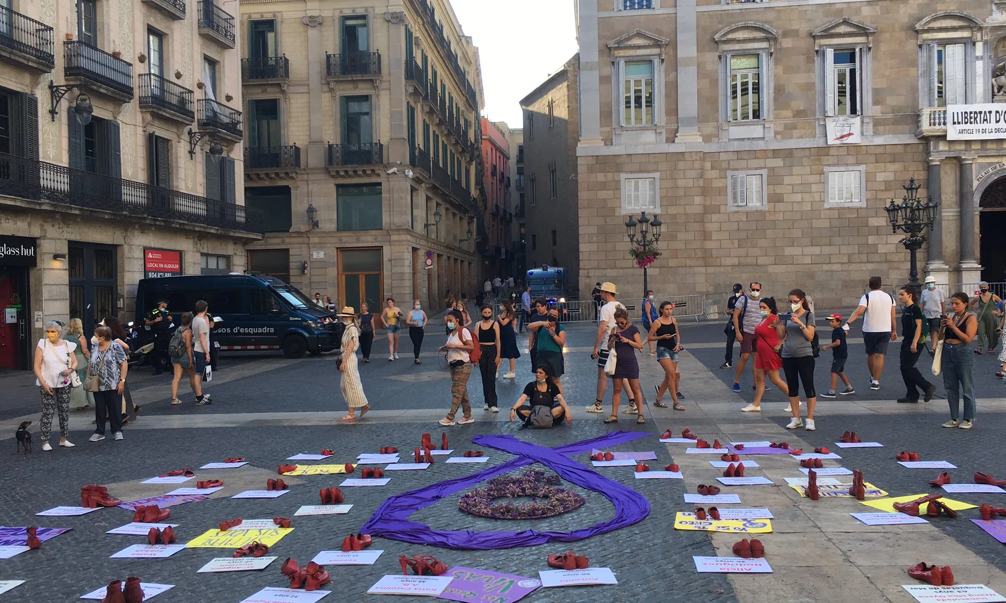 Concentració del 19 de juliol a la plaça de Sant Jaume de Barcelona contra els feminicidis convocada per la Plataforma Unitària contra les Violències de Gènere.