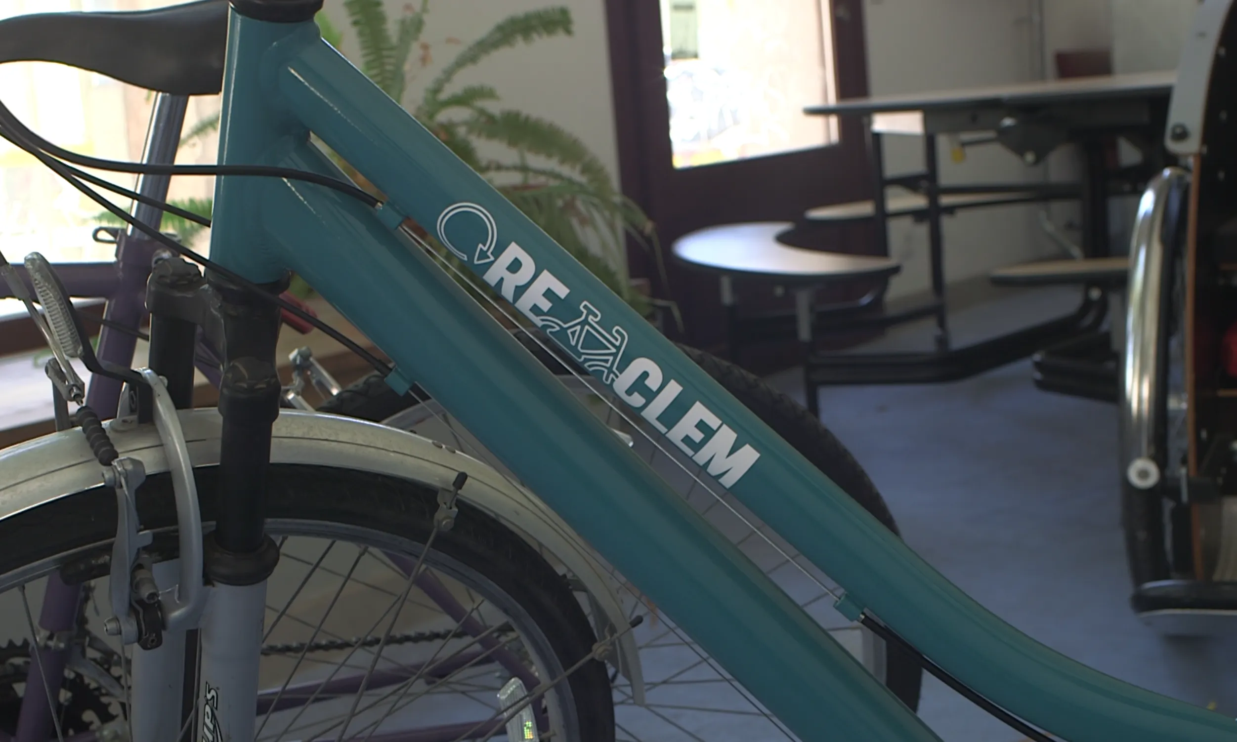 A les formacions i tallers s'utilitzen bicicletes en desús per reparar-les i reutilitzar-les de nou.