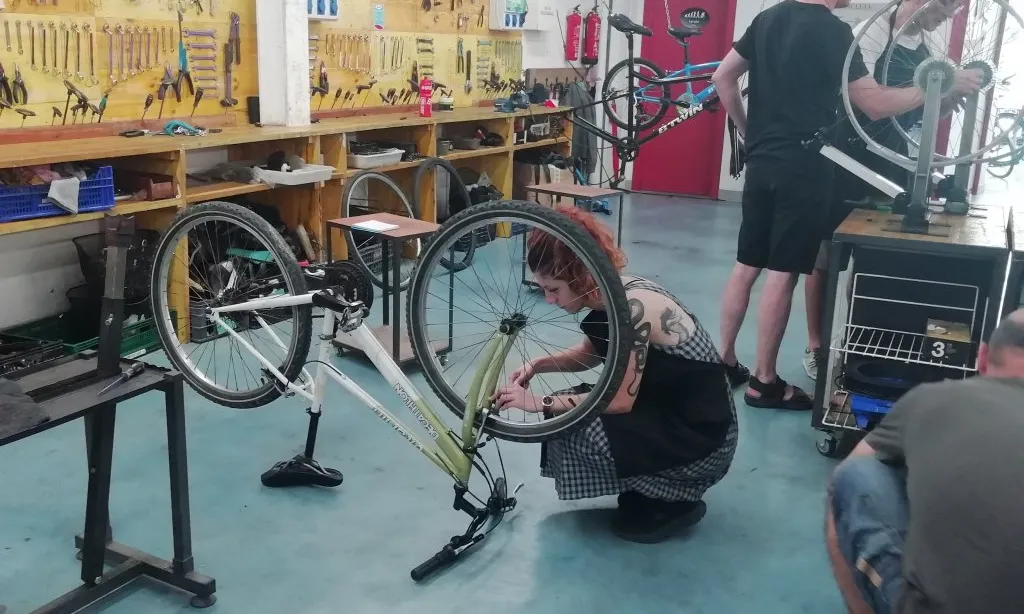 El projecte compta amb un taller d'autorreparació al Bicihub.