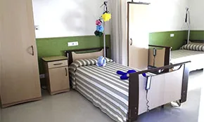 Imatge d'una residència que atén a persones amb una afectació motriu, ja sigui paràlisi cerebral o altres discapacitats físiques motòriques.