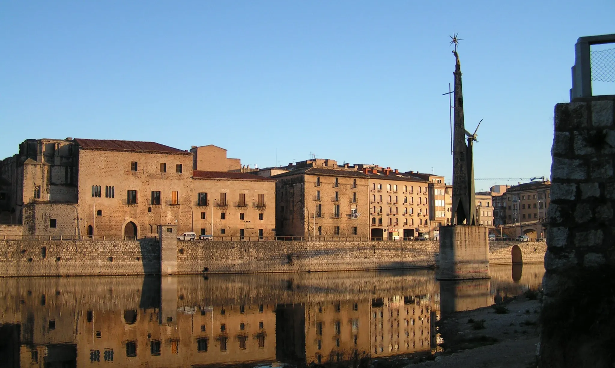 Monument franquista de Tortosa a la platja fluvial del riu Ebre.