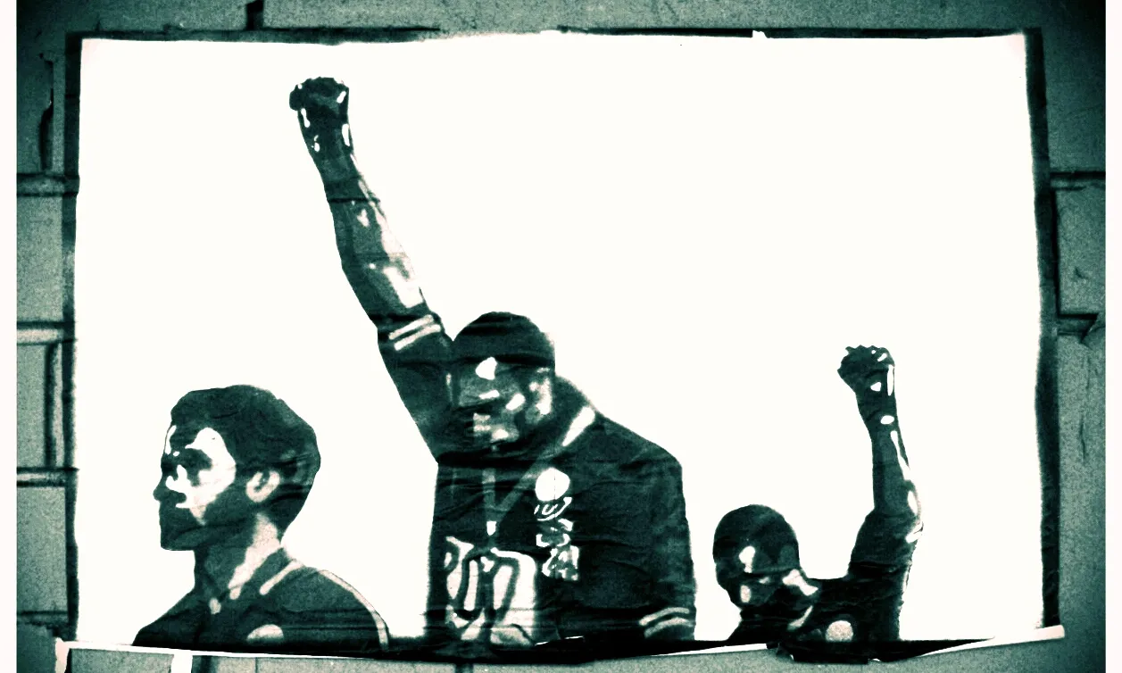 Un graffiti de la salutació del 'black power' fet als Jocs Olímpics de Mèxic del 1968 pels drets humans.