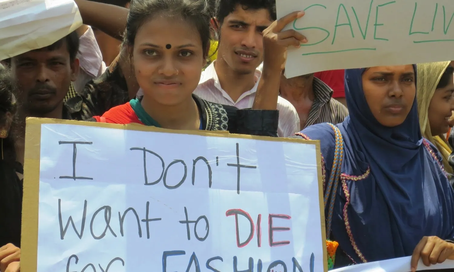 Milers de treballadores i treballadors i sindicats mobilitzant-se un any després del col·lapse del Rana Plaza.