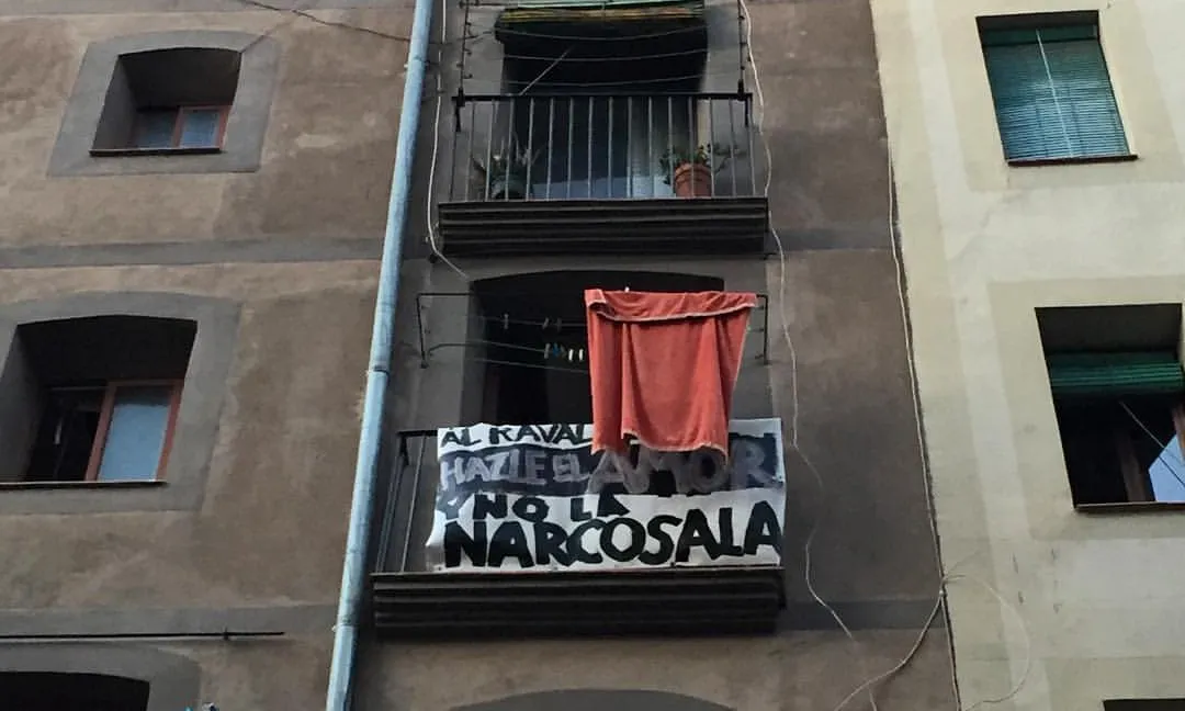 Pancarta al barri del Raval contra l'espai de consum supervisat.