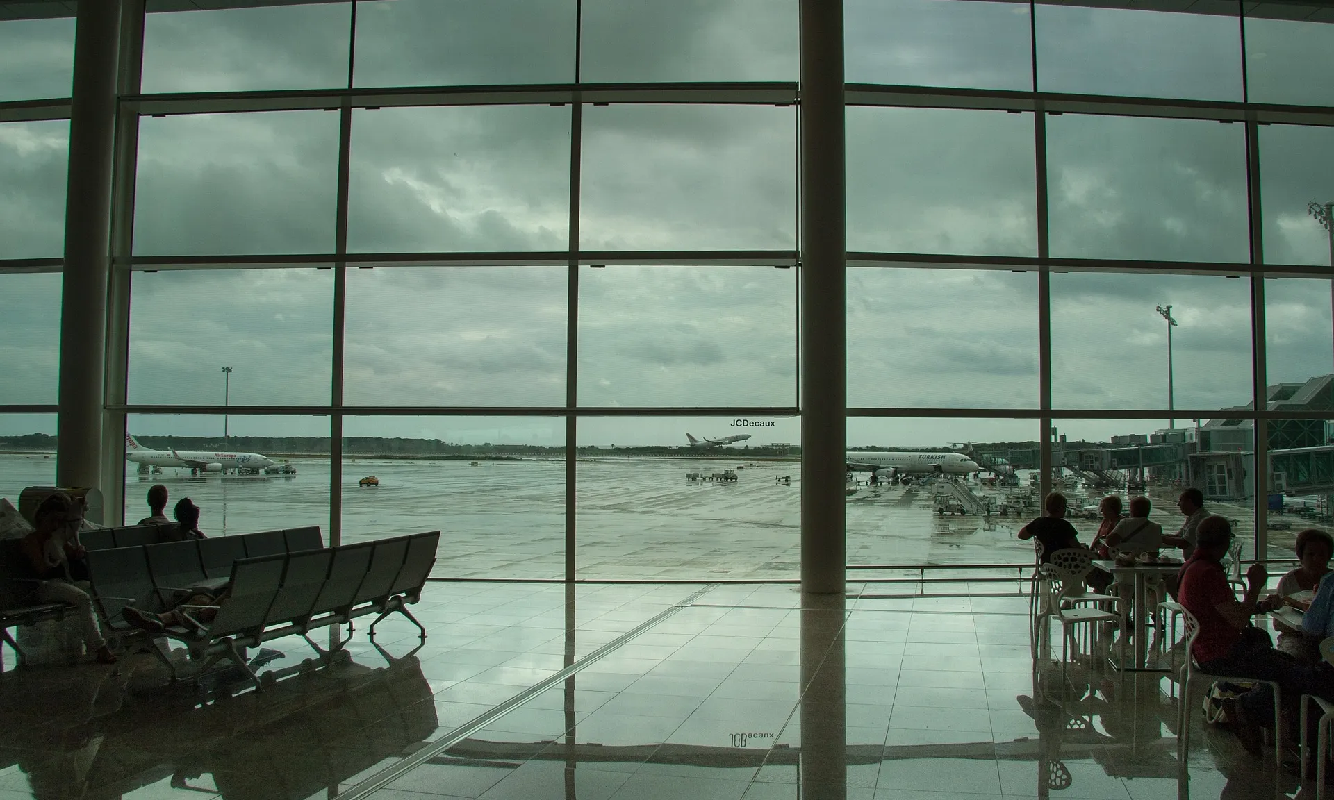 L'acord preveu una inversió d'uns 1.700 milions d'euros per construir una terminal satèl·lit que permeti allargar la tercera pista de l'aeroport.