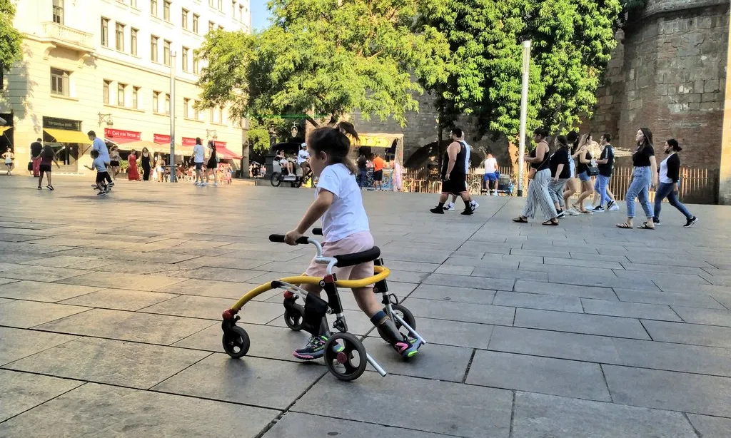 L’Emma Joana fent proves per preparar la cursa infantil adaptada davant de la Catedral de Barcelona.