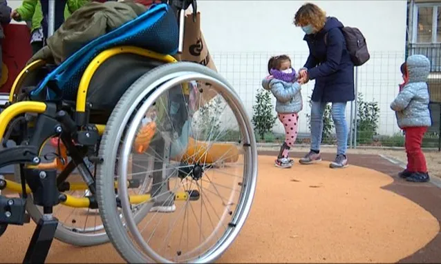 La cursa per a infants amb mobilitat reduïda forma part dels actes de les 432 Festes de Sant Roc, al barri Gòtic de Barcelona.