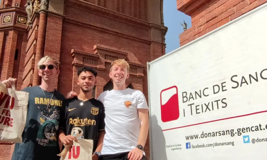 Dos joves donants en un punt mòbil instal·lat a la zona de l'Arc de Triomf de Barcelona.