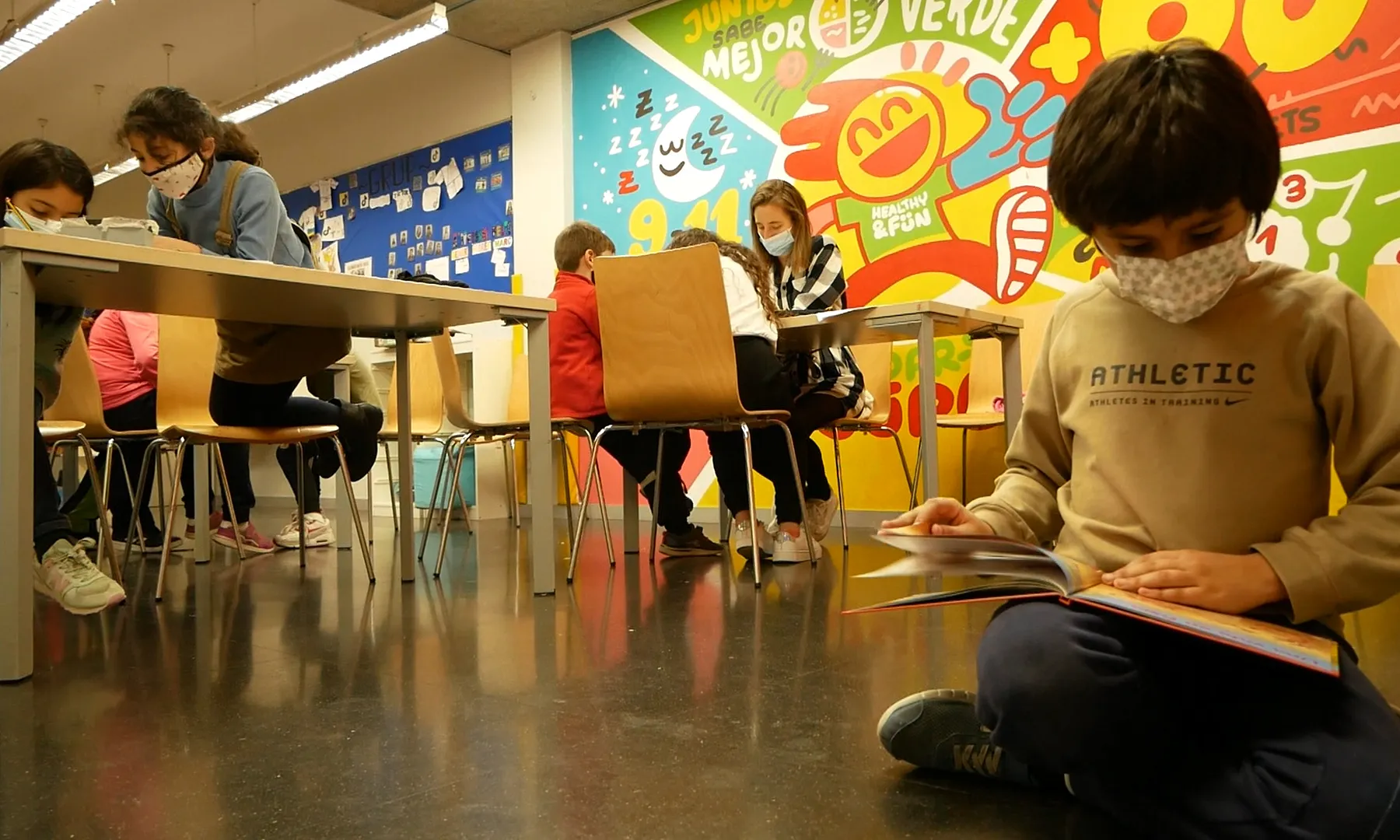 El projecte de l'AELC amb el Casal consisteix en compartir la lectura de llibres en grups reduïts, parlar-ne, escoltar-los i acompanyar-los creant un espai per aprendre i valorar la lectura.