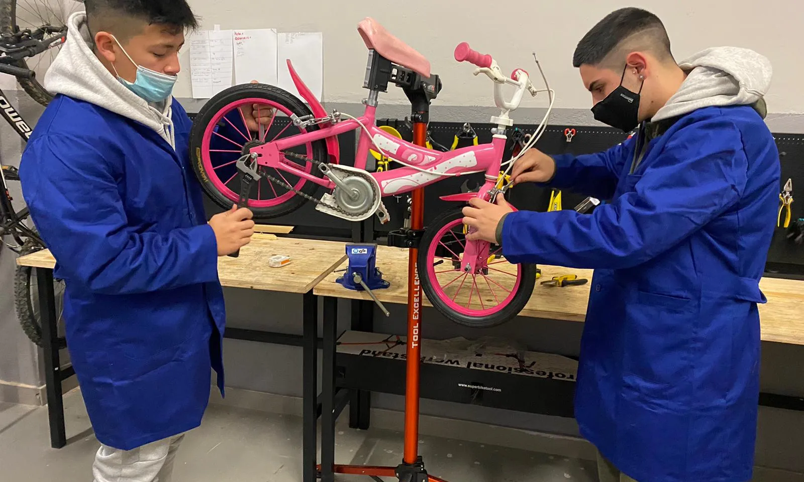 Al taller es reparen bicicletes per donar a famílies en situació de vulnerabilitat.