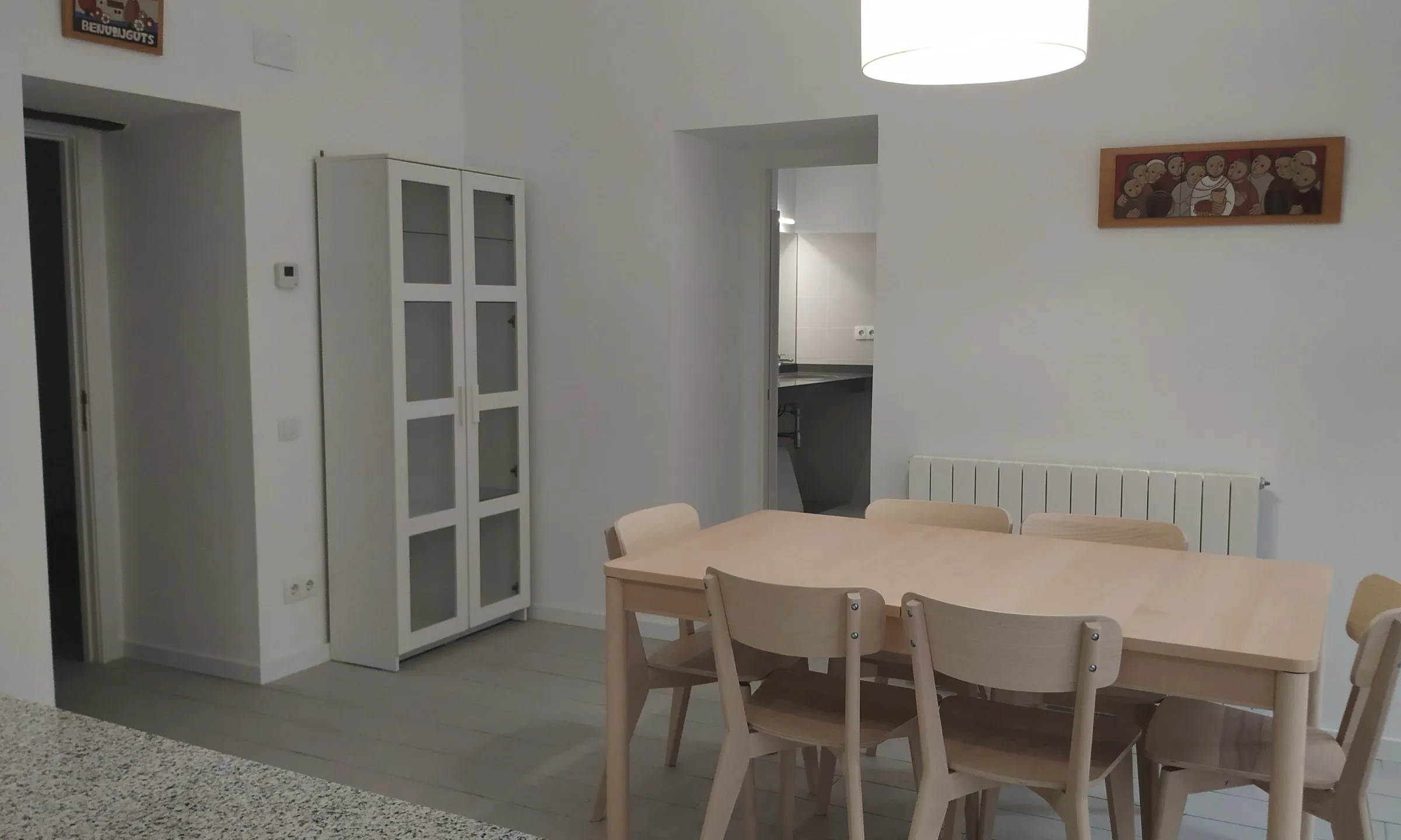 La vivenda compta amb 134 m² i forma part d'un dels espais sense ús de la Parròquia de Santa Maria que l’organització ha rehabilitat.