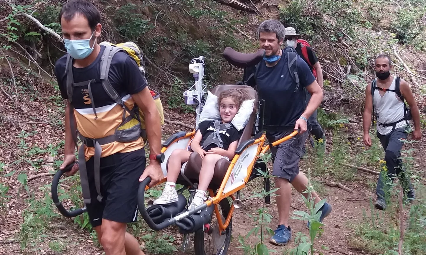 La Júlia té distròfia muscular congènita per dèficit de merosina i va poder gaudir d'una excursió per la Garrotxa.