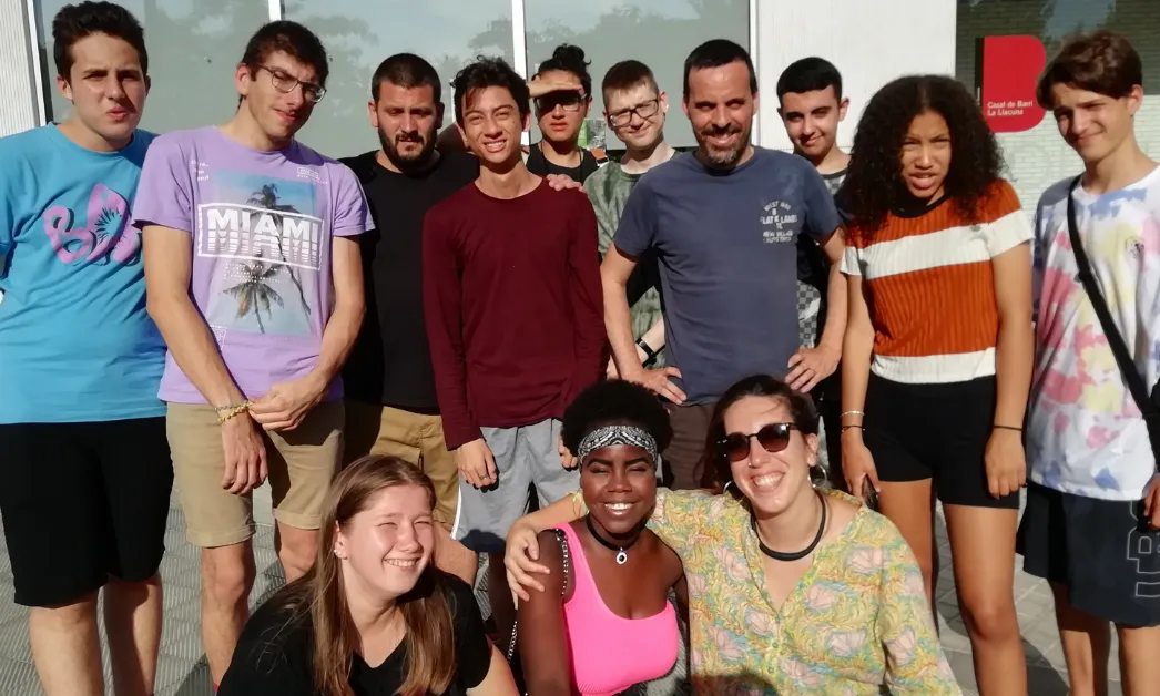 La iniciativa té el repte d'aconseguir cinquanta beques perquè els joves del districte puguin millorar la seva trajectòria acadèmica.