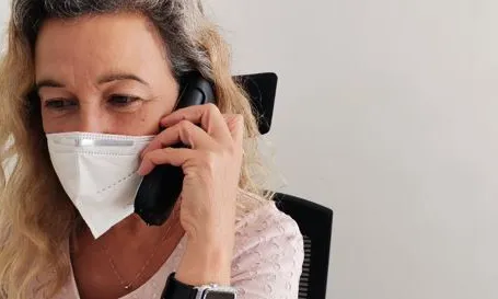 Hi ha tres-centes persones voluntàries que atenen el Telèfon de l'Esperança.